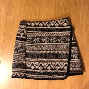 H&M kjol  - Helt oanvänd kjol från H&M 🥲🥲🥲 Säljer pga den inte kommer till användning 💔💔