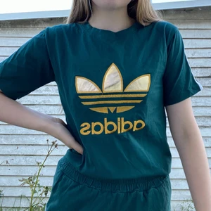 Adidas tröja - Fake grön Adidas tröja köpt från Thailand, säljer då det inte riktigt är min still! Står ingen storlek men jag skulle säga att det är storlek S, Matchande byxor finns även uppe på min Plick :)