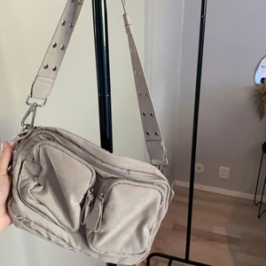 Populära conniebagen✨ - Hejsan! Säljer nu denna fina connie bagen från Gina tricot som är i princip helt oanvänd. Väskan finns inte längre att köpa hos butik så passa på att göra just denna din! Nypris är 349 kr men jag säljer den för 150kr! Rena kapet!✨