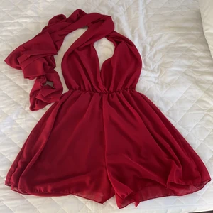 jumpsuit - jättefin jumpsuit med långa snören och öppen rygg. Finns liksom inget rätt eller fel i hur man ska bära den🤷🏽‍♀️