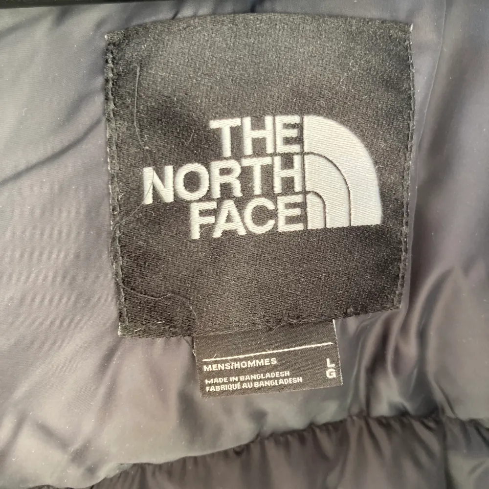 the north face jacka. super varm och skön. ett litet hål på framsida men går att fixa kom privat för mer info. storlek Herr L. Buda med minst 30 kr mer. Jackor.