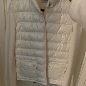 Moncler - Moncler Padded Cardigan. Köpt på myTheresa för cirka ett år sen. Använd Max tre gånger. Säljer då den inte får mycket användning. Nypris 6000kr. Skriv i Pm vid intresse så diskuterar vi ett pris. Strl M men passar mig som är en Xs/S