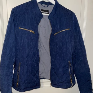 Blå rockandblue jacka - Jättefin rockandblue jacka jag köpte för något år sen. Välanvänd men i bra skick, säljer för att den inte kommer till användning längre.