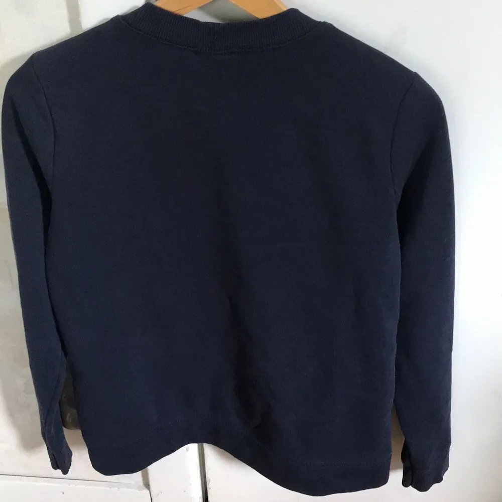 Hej! Säljer denna tröja, storlek S från Gina då jag inte använder den. Passar väldigt bra och ser ut som ny! Säljes för 50kr och köparen står för frakt! Betalas via swish😊. Tröjor & Koftor.