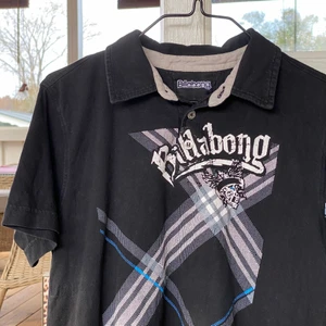 Vintage Billabong skjorta - En fett snygg vintage Billabong skjorta/tröja i fint skick. Skönt material. Ger ut Skins vibes. Storleken är 14 men passar som en S på mig som är 168 cm. ‼️ Var god följ budgivningens regler ‼️