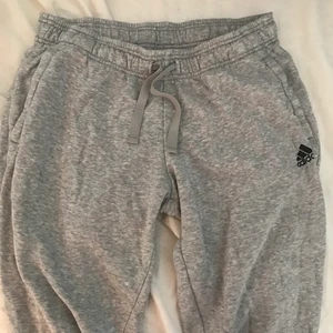 Adidas mjukisbyxor - Bra kvalitet, säljer för de inte riktigt är min stil längre.