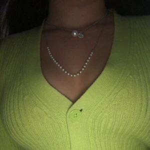 H&M - Säljer en söt neon grön tröja! Jätte söt speciellt nu när vintern är snart här💕💕.           Tröjan är i god skick och är i storlek S fast det går rätt bra med M åsså!