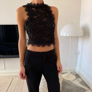 Zara topp i strl M - Superfin svart topp från zara, strl M, men passar även bra för S! 