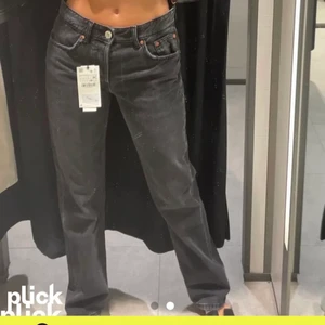 Mid Rise jeans från Zara - Säljer mina fina mid rise jeans från zara, helt oanvända. Slutsålda på hemsidan💖 bilden är lånad, skickar fler bilder vid intresse. Budgivning om flera är intresserade, köp direkt för 350💖