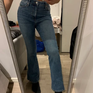 Utsvängda jeans - Utsvängda jeans från bikbok i storlek M helt nya nästan prova byxorna och tyckte det satt fint men ångrar mig nu. 200kr för de blåa och 200kr för det svarta. Priset är förhandlingsbart och köparen står för frakten om man vill köpa båda så blir priset 300kr + frakt! 😁