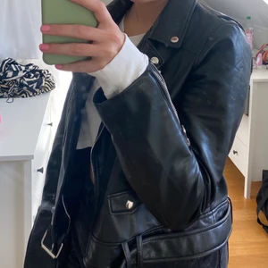 Skinnjacka från Zara - Oanvänd skinnjacka från Zara. Nypris:599kr Mitt pris:300kr. Storlek M, har vanligtvis M och sitter som vanligt! Passar perfekt om man är mellan XS-L beroende hur man vill att den ska sitta:) 