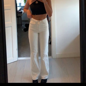 beiga jeans  - säljer ett par beiga Jeans från bikbok pga av fel storlek! Superfina och i bra skick! Storlek 25/32 (jag är 173cm) frakt betalas av köparen! Nypris 599kr