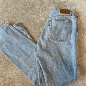 501 jenas LEVIS - SÄLJER MINA LEVIS 501 LEVIS JEANS 💖💖💖💖 de kommer inte till användning för mig längre tyvärr☺️