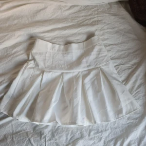 Preppy kjol - Super söt kjol från shein, aldirg använd. Passade inte i storlek så säljer den här nu. Tror den kostade runt 150kr från början. Inga fel på varan.