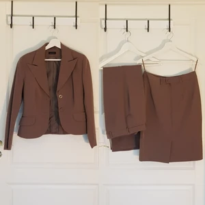 Laura Scott, damkostym strl S/36 - Märke Laura Scott, brun kostym, kavaj med byxa och kjol, Storlek Small, byxor 36 med innermått ben ca 72cm