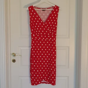 Bodyflirt klänning strl 36/38 - Märke Bodyflirr, röd klänning med vita prickar, storlek 36/38