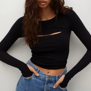 Svart topp - Slutsålt topp från Mango. 2 i 1 topp 💞💞  liten i storlek. Använd endast 1 gång, väldigt bra skick! 