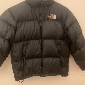 North face  - Säljer min north face jacka den är i bra sick utom att den har en liten liten skada som inte är så tydlig och därför blir priset billigare. Köpt för 2500 säljs för 850 men kan höjas beroende på budgivning. Den är i storleken L och väldigt bra för vintern. 850+ frakt på 79 kr 