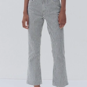 Randiga jeans - Säljer dessa randiga jeans från zara. Använda Max 5 gånger. Storlek 38 men passar mig som annars alltid har 36 i zara jeans, eller 26/27 i midje/höft storlek 