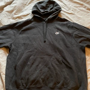 Nike Hoodie - Svart Nike Hoodie. Skick 9/10. Storlek XL passar även L.