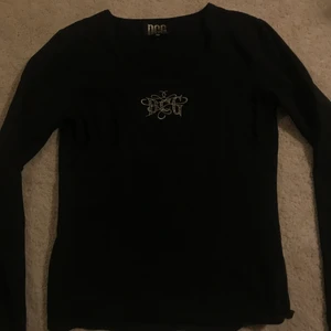 Dolce & Gabbana tröja  - Snyggaste tröjan från Dolce Gabbana! En svart långärmad, aldrig använd mig och köpt här på plick💕 kan mötas upp på söder annars betalar köparen för frakt❤️