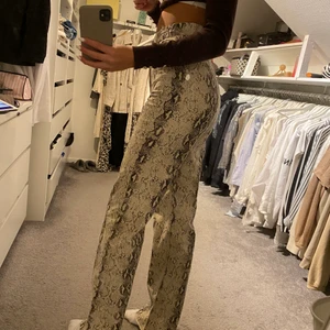 Zara snake jeans  - Säljer mina knappt använda snake jeans från zara! Super fint skick och jätte bekväma! Säljer då dom inte riktigt kommer till användning. Långa i benen, lite långa för mig som är 173, går även att klippa av om så önskas!💞💕 köparen står för frakt :)