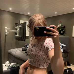 Blommig topp strl XSS - Bra skick endast använd en sommar, lite liten för mig men jättesöt topp, jag är strl S i vanliga fall