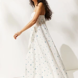 Söt klänning  - Långklänning med tunna band och fin urringning i ryggen med knyt.   Strl 34   Använd 1 gång.