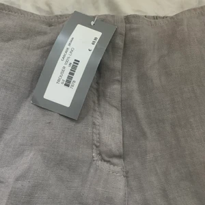 Linnebyxor - Superfina linnebyxor, 100% linne. Aldrig använda, med lapp kvar! Köpta på marknad i Italien. Står ingen storlek, men de är töjbara. Skulle gissa på L/40