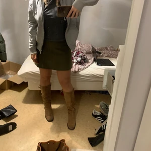 Bruna stövlar - Perfekta stövlar i brun mocka. Storlek 37 men passar 38. Vissa små missfärgningar annars fint skick