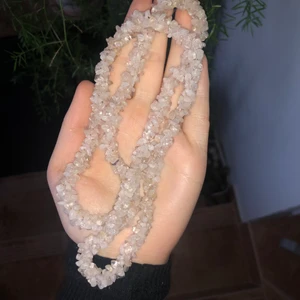 Bergskristall halsband  - Fint halsband av bergskristaller. Går o ta sönder för o göra annat med stenarna med ex armband. 31cm långt ungefär. 