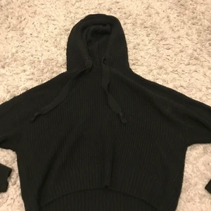 Stickad tröja med luva - Jätte fin stickad tröja med luva och snören