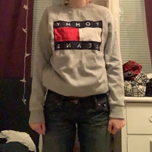 Tommy jeans sweatshirt  - Säljer nu mina jättefina Tommy jeans sweatshirt i strl XS, säljer pga den tyvärr inte kommer till använding! Stor i strl eftersom jag brukar vanligtvis ha S-M, skriv privat för andra frågor och sånt❤️