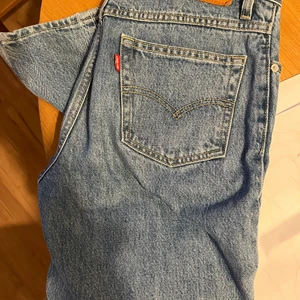 Levis mom jeans 27 - säljer för att de är för små för mig