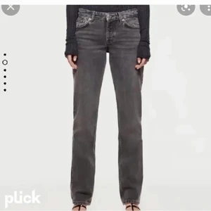 Zara jeans grå byta - Har detta par zara byxor i storlek 40 men de är insydda till 38, de är lite för långa för mig så undrar om någon skulle vilja byta mot en 38 💛 kan tänka mig sälja till ett bra pris 💕