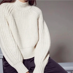 Stickad tröja - Så mysig och fin stickad tröja med polokrage från H&M. Den är i jättebra skick men säljer då den tyvärr inte kommer till användning. Skriv om du vill ha fler bilder!