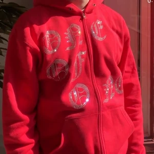 One of one tröja - Hej! Säljer denna röda one of one tröja i storelk L då den inne kommer till användning. Den är i jättebra skick❤️