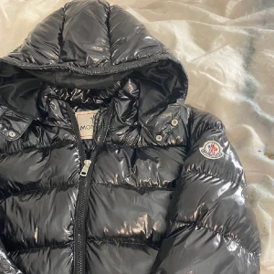 Jacka<3 - Hej, säljer denna jacka då jag inte använder den. Bra skick och skön! Har 2 innerfickor och utefickor. Buda gärna:) (avslutar på söndag 17)