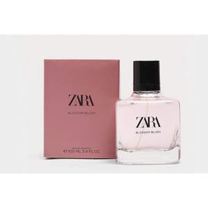 !!SÖKER!! parfymen ”Blossom blush” från Zara som de sålde förrut men verkar slutat med. Skriv om du har den så diskuterar vi pris utefter hur mycket det är i flaskan. 