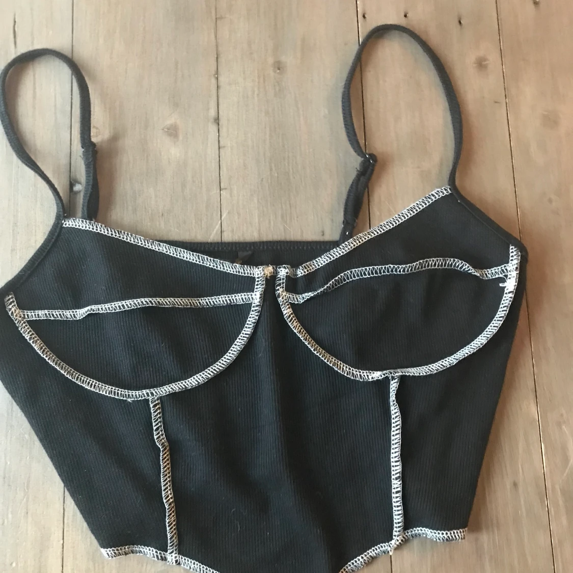 Svart linne med vita sömmar 