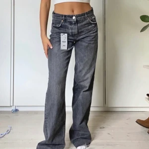 Zara low waisted jeans, lågmidjade  - (Lånad första bild) Dom eftertraktade lågmidjade jeansen från zara i storlek 36 💗 köp direkt 400, långa men går att klippa (exklusive frakt)
