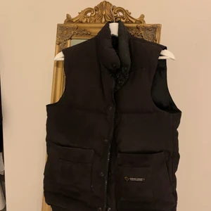 Canda goose dunväst  - Jätte najs canda goose dunväst. Den är äkta och skicket är begagnat. Västen är i storlek XS. För fler bilder eller frågor är det bara ni hör av er! Köparen står för frakten 💗