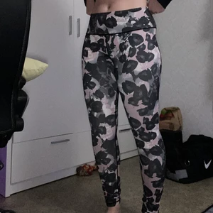 Träningstights - Energetics träningstights. Aldrig använda för jag tränar inte + dom är för stora för mig. Nypris vet jag inte, hund finns i hemmet. 