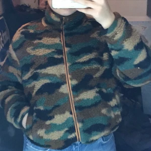 Mysig kamo jacka  - En mysig kamo jacka som tyvärr inte kommer till användning längre. Köparen står för frakten🤍