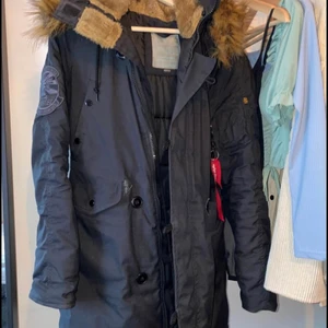 Alpha Industries Explorer - I nästintill nyskick, storlek M som går att dra åt runt midjan. 