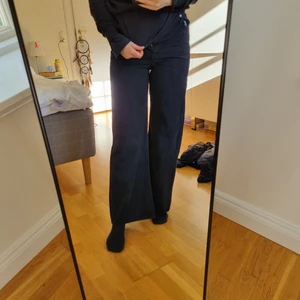 Levi's Jeans  - Ett par aldrig använda Levi's "Ribcage Wide Leg" byxor. Därav är dem I nyskick och går ner till fötterna på mig som är 173 lång. Tveka inte att komma privat för ytterligare frågor:)