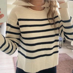 Randig tröja  - Säljer denna jättefina tröjan som tyvärr inte har kommit till användning !! Köparen står för frakt 💞