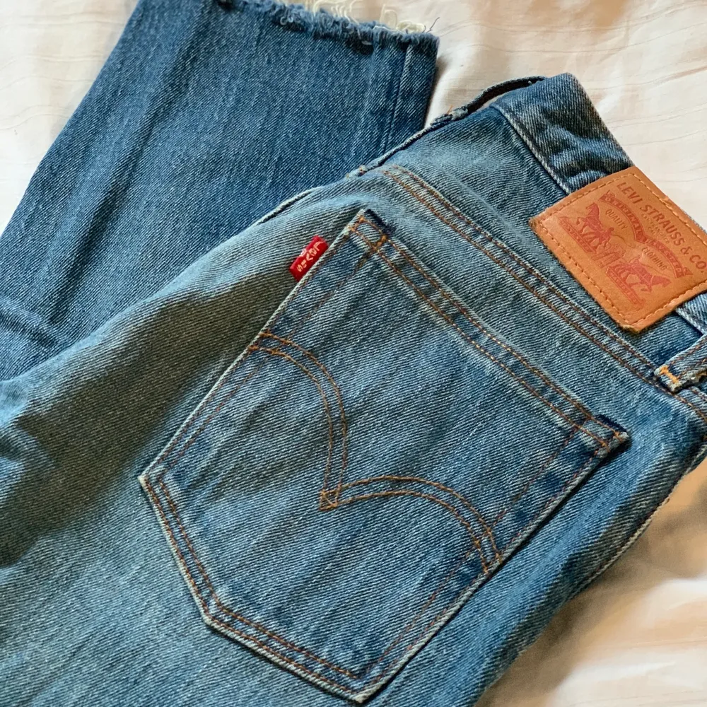 Super duper fina levis jeans som tyvärr blivit för små.🥺 Skriv gärna för fler bilder. Storlek 24. Pris: 300kr + frakt. Jeans & Byxor.