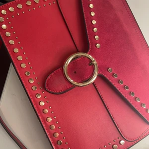 Väska - En väska, långt band slutar vid höften ungefär. 