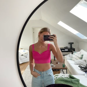 Rosa topp strl S - Säljer min jättefina rosa topp med rosett i tylliknande material. Storlek S, aldrig använd, prislapp kvar! Köparen står för frakten kram 